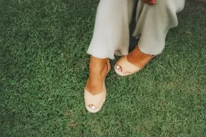CROSSOVER ESPADRILLE LOW WEDGE - TAN